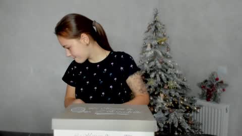 Snapshot of why_again_me chatting on 12-28-24, 11:37 Veronica online show from 12-28-24, 11:37