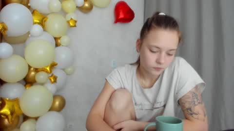 Snapshot of why_again_me chatting on 01-22-25, 06:20 Veronica online show from 01-22-25, 06:20