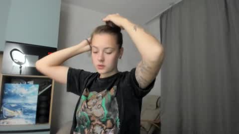 Snapshot of why_again_me chatting on 09-13-25, 06:51 Veronica online show from 09-13-25, 06:51