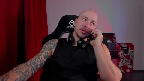 Snapshot of why_you_so_serious chatting on 11-12-25, 04:07 VI online show from 11-12-25, 04:07