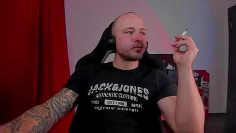 Snapshot of why_you_so_serious chatting on 11-18-25, 07:51 VI online show from 11-18-25, 07:51