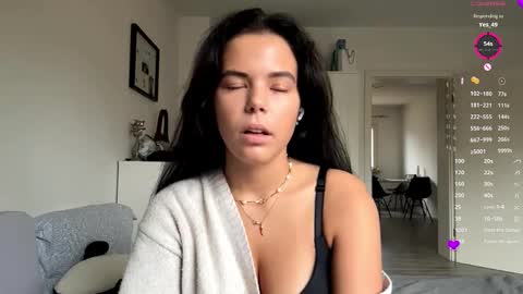 Mia online show from 11-16-25, 08:09