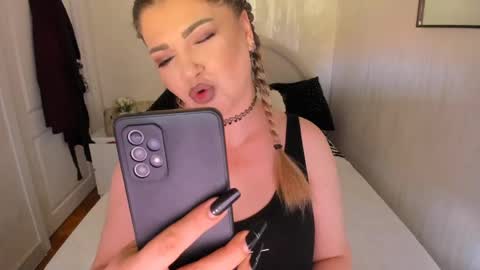 Snapshot of wildkatrina_ chatting on 05-11-26, 11:16 Miss Deea online show from 05-11-26, 11:16