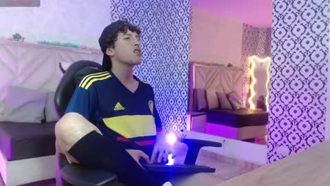 Snapshot of will_tay1 chatting on 04-07-26, 02:45 WILL online show from 04-07-26, 02:45