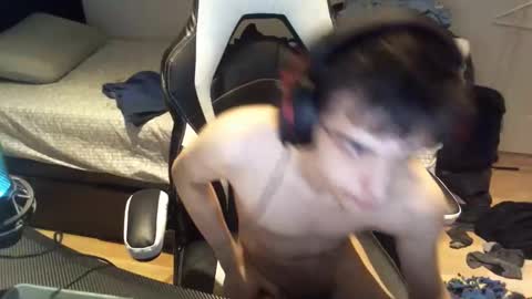 Snapshot of willfro_ chatting on 10-18-25, 03:53 willfro_ online show from 10-18-25, 03:53