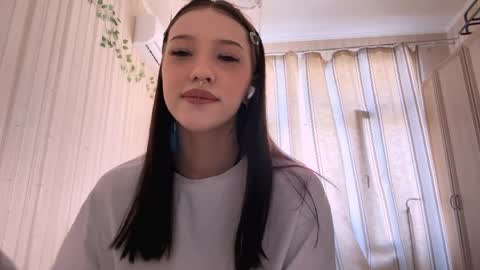 Mia online show from 04-06-26, 11:44