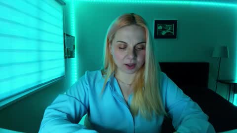 Snapshot of winter_miracle chatting on 12-17-25, 07:09 Winter Miracle online show from 12-17-25, 07:09