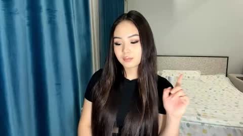 Snapshot of winterluchini chatting on 12-18-25, 12:22 Amina online show from 12-18-25, 12:22