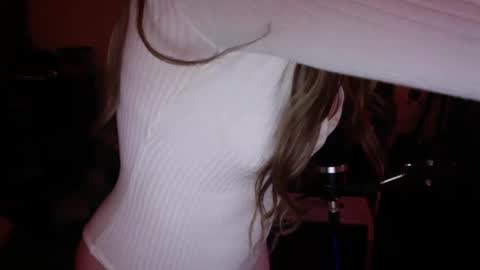 wintersinclaire19 online show from 12-18-24, 10:02