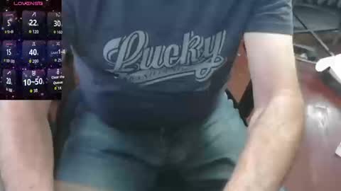 Snapshot of woodworker6473 chatting on 09-10-25, 01:33 woodworker6473 online show from 09-10-25, 01:33