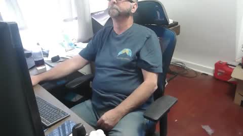 Snapshot of woodworker6473 chatting on 10-16-25, 12:39 woodworker6473 online show from 10-16-25, 12:39