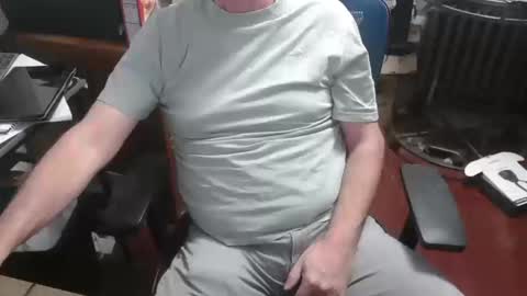 Snapshot of woodworker6473 chatting on 10-18-25, 01:30 woodworker6473 online show from 10-18-25, 01:30