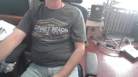 Snapshot of woodworker6473 chatting on 11-14-25, 01:43 woodworker6473 online show from 11-14-25, 01:43