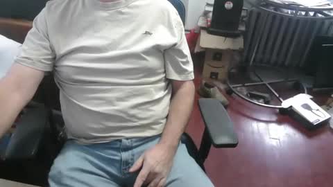 Snapshot of woodworker6473 chatting on 11-19-25, 03:23 woodworker6473 online show from 11-19-25, 03:23