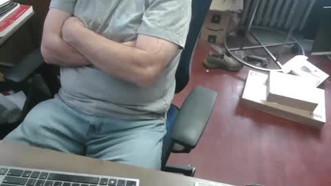 Snapshot of woodworker6473 chatting on 11-26-25, 02:07 woodworker6473 online show from 11-26-25, 02:07