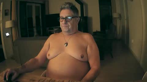 woodwurm and Snoeske online show from 11-19-25, 05:51