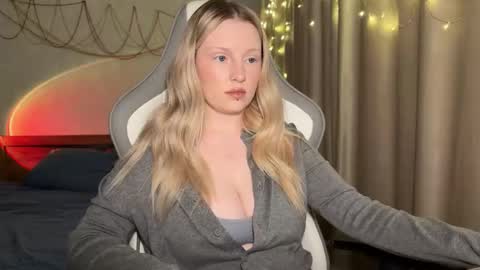 Snapshot of x__ivy_x chatting on 12-21-25, 04:14 eva online show from 12-21-25, 04:14