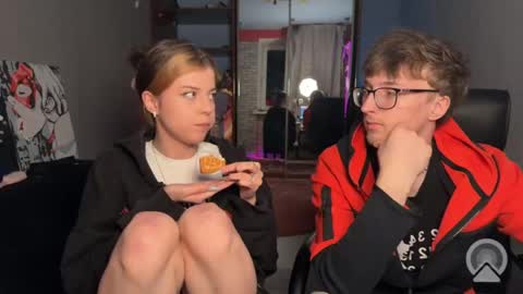 Philipp and Este online show from 04-10-26, 07:51