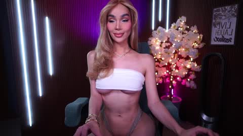 Snapshot of xforyoureyesonlyx chatting on 02-12-26, 01:55 Anne online show from 02-12-26, 01:55