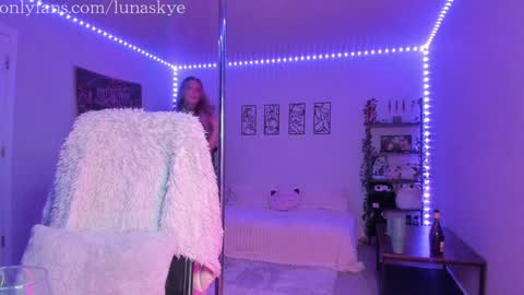   online show from 11-12-25, 07:53