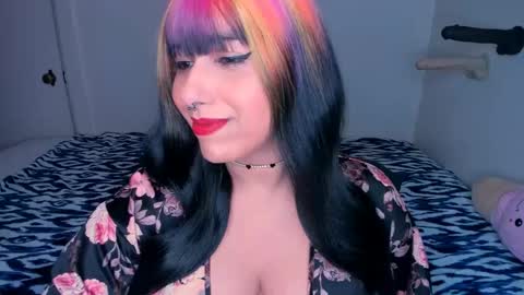 Snapshot of xocurvyrae chatting on 03-05-25, 12:16 Rae online show from 03-05-25, 12:16