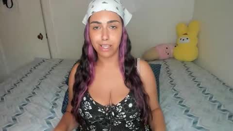 Snapshot of xocurvyrae chatting on 05-26-26, 06:48 Rae online show from 05-26-26, 06:48