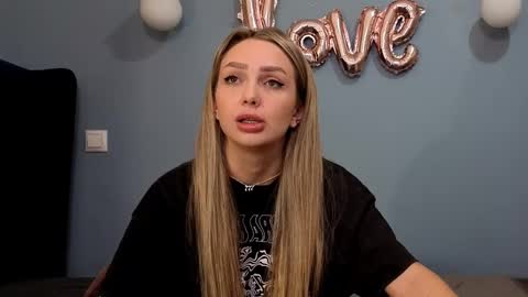 Snapshot of xsexycouples chatting on 02-25-25, 12:25 AnnaMaee online show from 02-25-25, 12:25