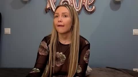 Snapshot of xsexycouples chatting on 02-28-25, 03:48 AnnaMaee online show from 02-28-25, 03:48