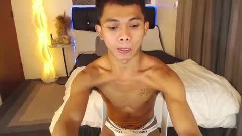 Snapshot of xtwinkhardfucker chatting on 07-30-26, 11:15 REY online show from 07-30-26, 11:15