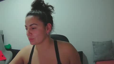 Snapshot of xxbeyotaxx chatting on 10-15-25, 01:17 beyota online show from 10-15-25, 01:17