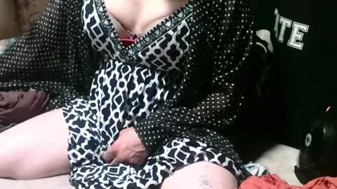 Snapshot of xxxgarterfreekxx chatting on 04-15-26, 10:11 Silky Lingerie grrl online show from 04-15-26, 10:11