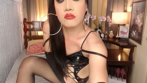 QUEENCY online show from 10-09-25, 04:49