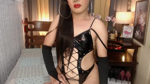 QUEENCY online show from 04-05-26, 10:40