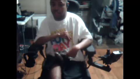 Snapshot of xxxonwheelz chatting on 10-04-25, 01:25 xxxonwheelz online show from 10-04-25, 01:25