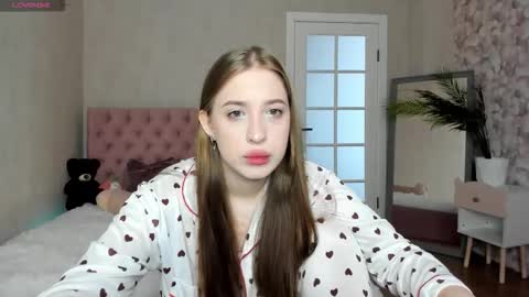 Snapshot of y0ung_lina18 chatting on 09-19-25, 08:05 Lina online show from 09-19-25, 08:05