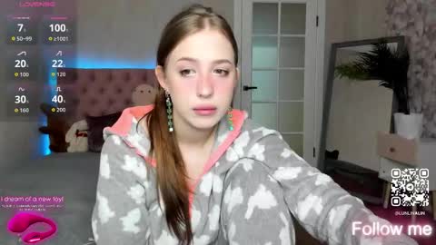 Snapshot of y0ung_lina18 chatting on 09-26-25, 12:42 Lina online show from 09-26-25, 12:42