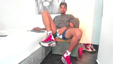 Snapshot of y0ung_master_ chatting on 11-25-25, 02:44 Sr. Y0ung Master online show from 11-25-25, 02:44