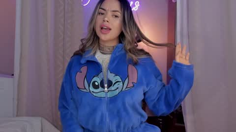 Snapshot of yandracelisoficial chatting on 01-15-25, 03:43 YANDRA CELIS online show from 01-15-25, 03:43