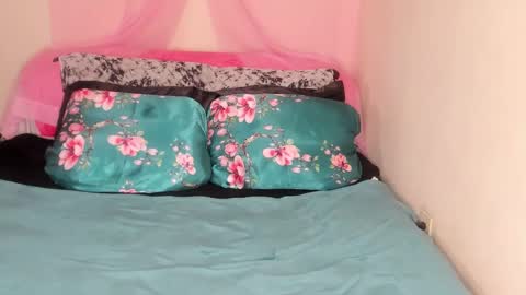 Snapshot of yasminayazzie chatting on 02-08-25, 06:54 Yasmina online show from 02-08-25, 06:54