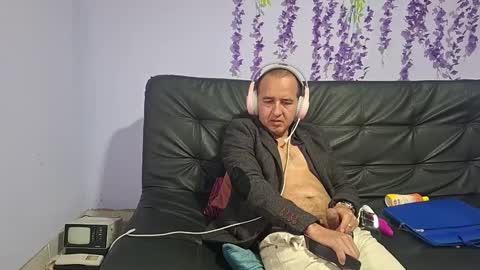 Snapshot of yazfore chatting on 11-17-25, 04:13 Hazzan online show from 11-17-25, 04:13