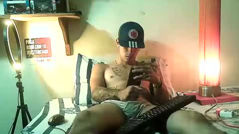 Snapshot of yeisoncastellanos1999 chatting on 06-18-26, 04:33 yeisoncastellanos1999 online show from 06-18-26, 04:33