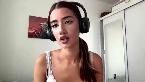 Snapshot of yettahagins chatting on 07-15-26, 12:43 Julia 3 online show from 07-15-26, 12:43