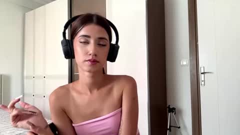 Snapshot of yettahagins chatting on 07-19-26, 01:59 Julia 3 online show from 07-19-26, 01:59