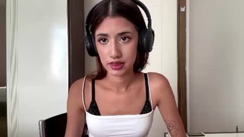 Snapshot of yettahagins chatting on 07-20-26, 01:35 Julia 3 online show from 07-20-26, 01:35