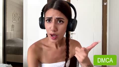 Snapshot of yettahagins chatting on 07-24-26, 12:36 Julia 3 online show from 07-24-26, 12:36