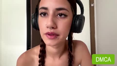 Snapshot of yettahagins chatting on 07-25-26, 02:25 Julia 3 online show from 07-25-26, 02:25