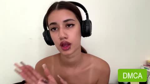 Snapshot of yettahagins chatting on 07-29-26, 01:20 Julia 3 online show from 07-29-26, 01:20