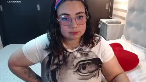 Snapshot of yini_angel07 chatting on 06-26-26, 04:06 hii i am yini online show from 06-26-26, 04:06