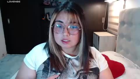 Snapshot of yini_angel07 chatting on 07-07-26, 04:37 hii i am yini online show from 07-07-26, 04:37