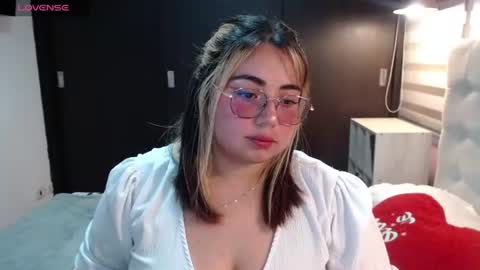 Snapshot of yini_angel07 chatting on 07-08-26, 02:05 hii i am yini online show from 07-08-26, 02:05